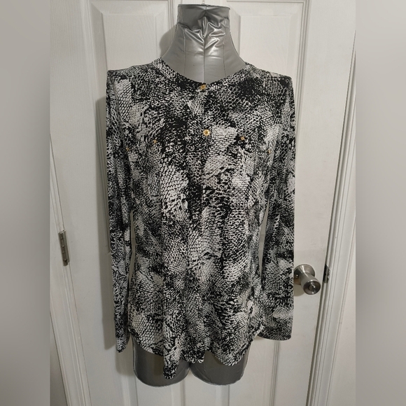 Tops - Women's Black and White Snake Print Top 21